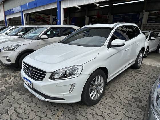VOLVO XC60 2.4 D5 MOMENTUM DIESEL AWD 4P AUTOMÁTICO VOLVO XC60 2.4 D5 MOMENTUM DIESEL AWD 4P AUTOMÁTICO